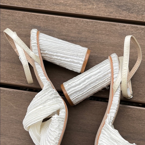 Ruffled Twist Top Fabric Covered White Women's Heeled Sandals - Size 7.5 - Picture 4 of 13